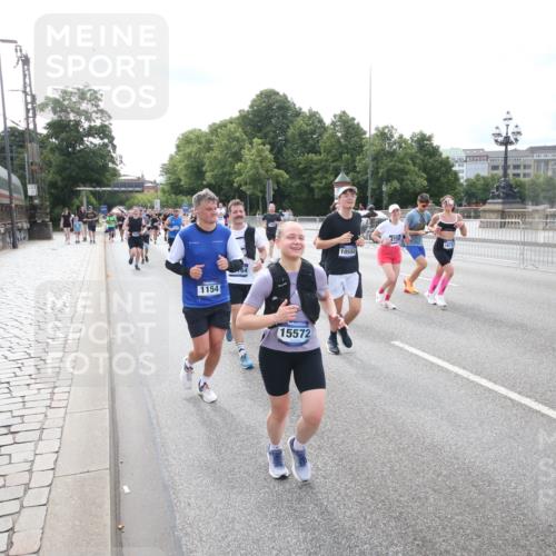 29.06.2025 - hella hamburg halbmarathon Jannik Wohlers http://msf.ph/oto/8150027 29.06.2025 10:19:44 Lombardsbrücke 1110, 1115, 2064, 3278, 3434, 3842, 4539, 4585, 4614, 4737, 4739, 5397, 5556, 5659, 5811, 5812, 7101, 7519, 7739, 7744, 7808, 8387, 8462, 8738, 9136, 9196, 9735, 10414, 10550, 10595, 10622, 10701, 10754, 11028, 13002, 13192, 13634, 13910, 14014, 14024, 14425, 14564, 15529, 15572, 15619, 15948, 16164, 16322, 16714, 16991, 17076, 17454, 17456, 17913, 18114, 18368, 18648, 18685 meine-sportfotos.de