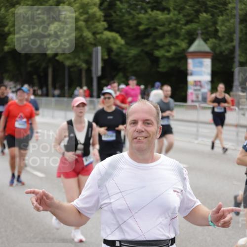 29.06.2025 - hella hamburg halbmarathon Jannik Wohlers http://msf.ph/oto/8150041 29.06.2025 10:50:24 Lombardsbrücke 1129, 1208, 1930, 2200, 2358, 2859, 3184, 3229, 3647, 3838, 4642, 4695, 4771, 4848, 6178, 7133, 7141, 7161, 7938, 8200, 8779, 8833, 8986, 9096, 9168, 9933, 10029, 10437, 10552, 10614, 10636, 11577, 12392, 12393, 12800, 13468, 13981, 14010, 14534, 14640, 14762, 14767, 14773, 15105, 15416, 16500, 16501, 16553, 16727, 16729, 16904, 17337, 17648, 17735 meine-sportfotos.de