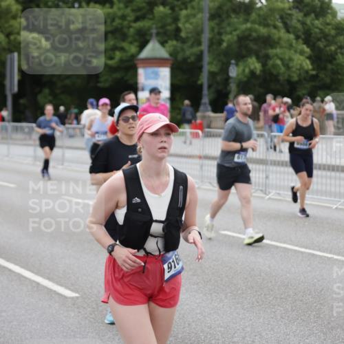 29.06.2025 - hella hamburg halbmarathon Jannik Wohlers http://msf.ph/oto/8150046 29.06.2025 10:50:25 Lombardsbrücke 1129, 1208, 1930, 2200, 2358, 2859, 3184, 3229, 3647, 3838, 4642, 4695, 4771, 4848, 6178, 7133, 7141, 7161, 7938, 8200, 8779, 8833, 8986, 9096, 9168, 9933, 10029, 10437, 10552, 10614, 10636, 11577, 12392, 12393, 12800, 13468, 13522, 13981, 14010, 14534, 14640, 14762, 14767, 14773, 15105, 15250, 15416, 16500, 16501, 16553, 16727, 16729, 16904, 17337, 17648, 17735 meine-sportfotos.de