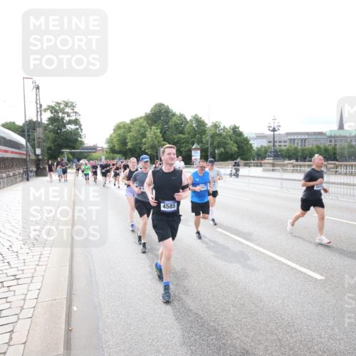29.06.2025 - hella hamburg halbmarathon Jannik Wohlers http://msf.ph/oto/8150065 29.06.2025 10:19:48 Lombardsbrücke 1046, 1069, 1110, 1115, 2064, 3278, 3434, 3842, 4585, 4614, 4737, 4739, 5397, 5556, 5659, 5811, 5812, 5831, 5937, 7018, 7101, 7519, 7739, 7744, 7808, 8025, 8387, 8462, 8738, 9136, 9196, 9735, 9873, 10414, 10550, 10595, 10701, 10754, 11028, 13013, 13192, 14014, 14024, 14425, 14564, 15481, 15529, 15572, 15619, 15948, 16164, 16714, 16991, 17076, 17454, 17456, 17913, 18114, 18368, 18648, 18685 meine-sportfotos.de