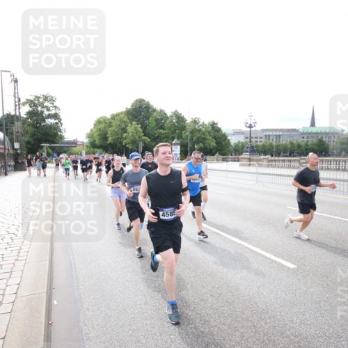 29.06.2025 - hella hamburg halbmarathon Jannik Wohlers http://msf.ph/oto/8150076 29.06.2025 10:19:49 Lombardsbrücke 1046, 1069, 1115, 1474, 2064, 3278, 3434, 3842, 4585, 4614, 4737, 4739, 5556, 5659, 5811, 5812, 5831, 5937, 7018, 7101, 7519, 7739, 7744, 7808, 8025, 8387, 8462, 8738, 9136, 9196, 9735, 9873, 10414, 10550, 10595, 10701, 10754, 11028, 13013, 13192, 14014, 14024, 14425, 14564, 15481, 15529, 15572, 15619, 15948, 16164, 16714, 16991, 17076, 17454, 17456, 17913, 18114, 18368, 18648, 18685 meine-sportfotos.de