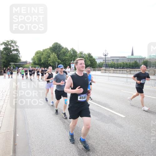 29.06.2025 - hella hamburg halbmarathon Jannik Wohlers http://msf.ph/oto/8150086 29.06.2025 10:19:49 Lombardsbrücke 1046, 1069, 1115, 1474, 2064, 3278, 3434, 3842, 4585, 4614, 4737, 4739, 5556, 5659, 5811, 5812, 5831, 5937, 7018, 7101, 7519, 7739, 7744, 7808, 8025, 8387, 8462, 8738, 9136, 9196, 9735, 9873, 10414, 10550, 10595, 10701, 10754, 11028, 13013, 13192, 14014, 14024, 14425, 14564, 15481, 15529, 15572, 15619, 15948, 16164, 16714, 16991, 17076, 17454, 17456, 17913, 18114, 18368, 18648, 18685 meine-sportfotos.de