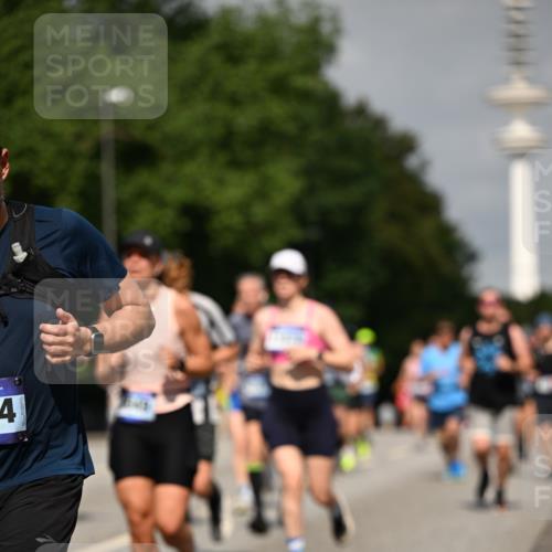29.06.2025 - hella hamburg halbmarathon Dr. Thomas Lammeyer http://msf.ph/oto/8150099 29.06.2025 10:06:36 Kennedybrücke 1128, 1254, 1432, 1733, 2142, 2322, 2323, 2685, 3780, 3919, 4663, 4985, 5742, 5763, 6166, 6295, 6708, 6860, 6997, 7049, 7243, 7323, 8364, 8662, 8749, 9020, 9021, 9928, 10295, 10539, 10866, 11191, 11250 meine-sportfotos.de