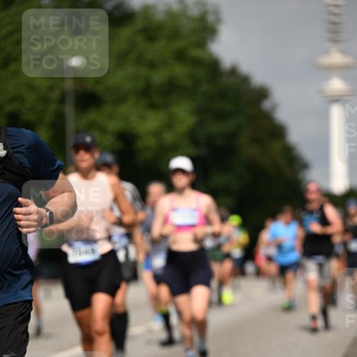29.06.2025 - hella hamburg halbmarathon Dr. Thomas Lammeyer http://msf.ph/oto/8150105 29.06.2025 10:06:36 Kennedybrücke 1128, 1254, 1432, 1733, 2142, 2322, 2323, 2685, 3780, 3919, 4663, 4985, 5742, 5763, 6166, 6295, 6708, 6860, 6997, 7049, 7243, 7323, 8364, 8662, 8749, 9020, 9021, 9928, 10295, 10539, 10866, 11191, 11250 meine-sportfotos.de