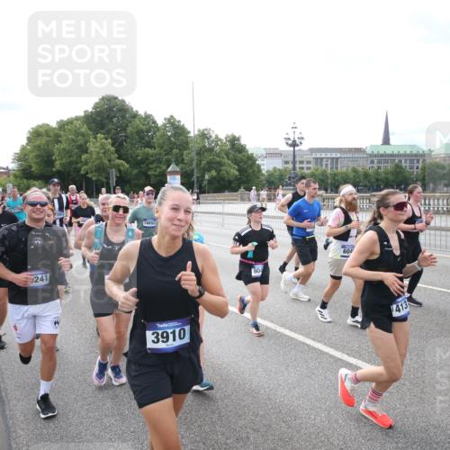29.06.2025 - hella hamburg halbmarathon Jannik Wohlers http://msf.ph/oto/8150160 29.06.2025 10:22:01 Lombardsbrücke 1187, 1419, 1598, 2022, 2351, 2886, 3108, 3430, 3457, 3511, 3910, 3946, 4113, 4114, 4131, 4556, 4559, 4829, 4969, 4970, 5079, 5838, 6030, 6048, 6049, 6303, 6307, 6347, 6820, 6826, 6899, 7097, 7794, 8511, 8855, 8884, 8931, 9204, 9516, 9598, 10065, 10241, 10432, 10573, 10663, 10917, 10961, 11046, 11440, 12933, 13248, 13369, 13460, 13472, 13820, 13963, 14079, 14240, 14314, 14333, 14334, 14442, 14901, 14903, 14906, 14980, 15114, 19154 meine-sportfotos.de