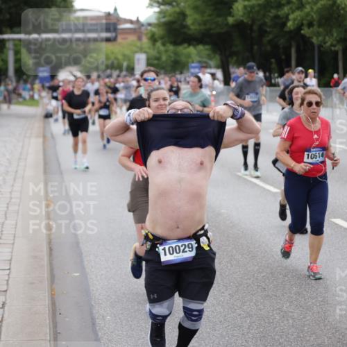 29.06.2025 - hella hamburg halbmarathon Jannik Wohlers http://msf.ph/oto/8150224 29.06.2025 10:50:34 Lombardsbrücke 1129, 1203, 1208, 1404, 2200, 2358, 2859, 3229, 3934, 4771, 4848, 5286, 5289, 6178, 7141, 7770, 7771, 7825, 8200, 8779, 8986, 10029, 10552, 10614, 10636, 11052, 11252, 11577, 11971, 12301, 12800, 13468, 13522, 13981, 14010, 14127, 14534, 14640, 14767, 14773, 15250, 15464, 16500, 16501, 16553, 16727, 16729, 16904, 17295, 17648, 17735 meine-sportfotos.de