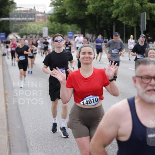29.06.2025 - hella hamburg halbmarathon Jannik Wohlers http://msf.ph/oto/8150240 29.06.2025 10:50:35 Lombardsbrücke 1129, 1203, 1208, 1404, 2200, 2358, 2859, 3934, 4771, 4848, 5286, 5289, 6178, 7141, 7770, 7771, 7825, 8200, 8779, 8986, 10029, 10552, 10614, 10636, 11052, 11252, 11577, 11971, 12301, 12800, 13468, 13522, 13981, 14010, 14127, 14534, 14640, 14767, 14773, 15250, 15464, 16500, 16501, 16553, 16727, 16729, 16904, 17295, 17648, 17735 meine-sportfotos.de