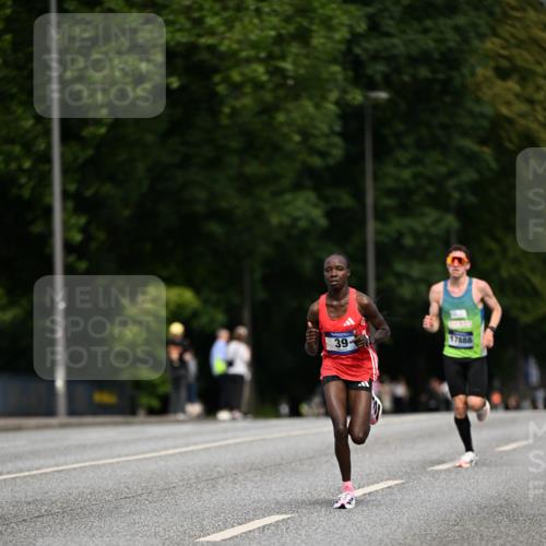 29.06.2025 - hella hamburg halbmarathon Dr. Thomas Lammeyer http://msf.ph/oto/8150280 29.06.2025 09:38:19 Kennedybrücke 36, 39, 47 meine-sportfotos.de