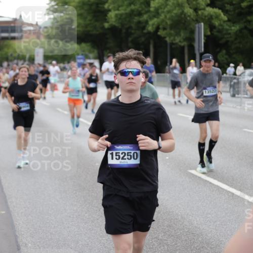 29.06.2025 - hella hamburg halbmarathon Jannik Wohlers http://msf.ph/oto/8150288 29.06.2025 10:50:37 Lombardsbrücke 1129, 1203, 1208, 1404, 1478, 2358, 2859, 3934, 4771, 4848, 5286, 5289, 5530, 6178, 7012, 7141, 7770, 7771, 7825, 8200, 8779, 8986, 10029, 10552, 10614, 10636, 11052, 11252, 11577, 11971, 12301, 12800, 13468, 13522, 13981, 14010, 14127, 14152, 14534, 14640, 14767, 14773, 15250, 15464, 16500, 16501, 16553, 16727, 16729, 16904, 17295, 17735, 19098 meine-sportfotos.de
