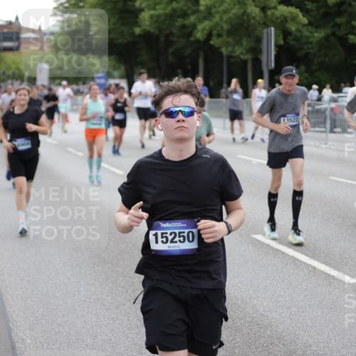 29.06.2025 - hella hamburg halbmarathon Jannik Wohlers http://msf.ph/oto/8150298 29.06.2025 10:50:37 Lombardsbrücke 1129, 1203, 1208, 1404, 1478, 2358, 2859, 3934, 4771, 4848, 5286, 5289, 5530, 6178, 7012, 7141, 7770, 7771, 7825, 8200, 8779, 8986, 10029, 10552, 10614, 10636, 11052, 11252, 11577, 11971, 12301, 12800, 13468, 13522, 13981, 14010, 14127, 14152, 14534, 14640, 14767, 14773, 15250, 15464, 16500, 16501, 16553, 16727, 16729, 16904, 17295, 17735, 19098 meine-sportfotos.de