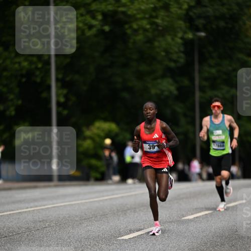 29.06.2025 - hella hamburg halbmarathon Dr. Thomas Lammeyer http://msf.ph/oto/8150299 29.06.2025 09:38:20 Kennedybrücke 36, 39, 47 meine-sportfotos.de