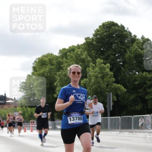 29.06.2025 - hella hamburg halbmarathon Jannik Wohlers http://msf.ph/oto/8150321 29.06.2025 10:13:41 Lombardsbrücke 1194, 1890, 4032, 4962, 6287, 6710, 8001, 8057, 9845, 9886, 10442, 10443, 11987, 12938, 13285, 13788, 15482, 15840, 17439, 17985, 18041, 18236, 18239 meine-sportfotos.de