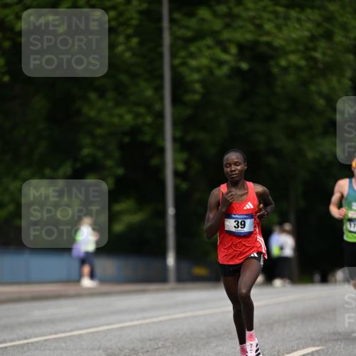 29.06.2025 - hella hamburg halbmarathon Dr. Thomas Lammeyer http://msf.ph/oto/8150324 29.06.2025 09:38:20 Kennedybrücke 36, 39, 47 meine-sportfotos.de
