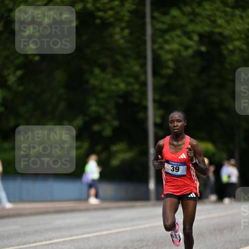 29.06.2025 - hella hamburg halbmarathon Dr. Thomas Lammeyer http://msf.ph/oto/8150331 29.06.2025 09:38:21 Kennedybrücke 36, 39, 47 meine-sportfotos.de