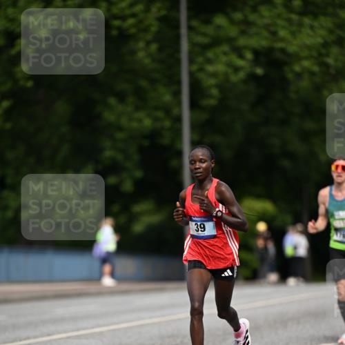 29.06.2025 - hella hamburg halbmarathon Dr. Thomas Lammeyer http://msf.ph/oto/8150334 29.06.2025 09:38:21 Kennedybrücke 36, 39, 47 meine-sportfotos.de