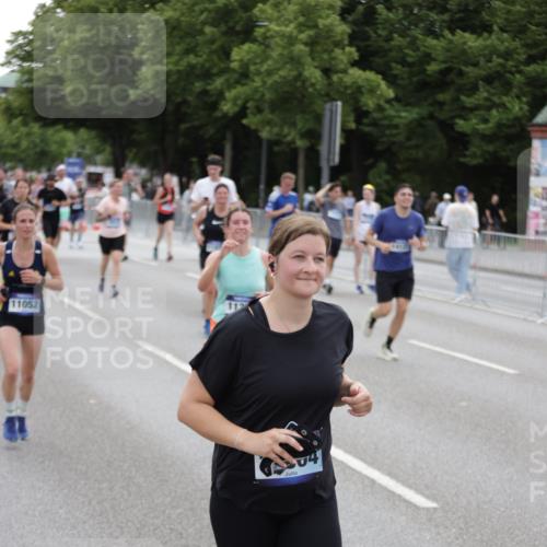 29.06.2025 - hella hamburg halbmarathon Jannik Wohlers http://msf.ph/oto/8150338 29.06.2025 10:50:40 Lombardsbrücke 1129, 1203, 1208, 1404, 1478, 2358, 2859, 3934, 4156, 4713, 4848, 4920, 5286, 5289, 5530, 7012, 7141, 7770, 7771, 7825, 8410, 8779, 9166, 9167, 10029, 10552, 10614, 10636, 11052, 11252, 11577, 11971, 12301, 12800, 13468, 13522, 13981, 14010, 14127, 14152, 14640, 14767, 14773, 15250, 15464, 16427, 16727, 16729, 16904, 17079, 17295, 17735, 19098 meine-sportfotos.de
