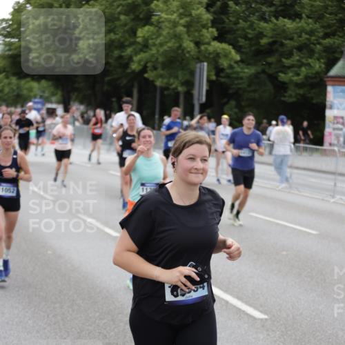 29.06.2025 - hella hamburg halbmarathon Jannik Wohlers http://msf.ph/oto/8150344 29.06.2025 10:50:40 Lombardsbrücke 1129, 1203, 1208, 1404, 1478, 2358, 2859, 3934, 4156, 4713, 4848, 4920, 5286, 5289, 5530, 7012, 7141, 7770, 7771, 7825, 8410, 8779, 9166, 9167, 10029, 10552, 10614, 10636, 11052, 11252, 11577, 11971, 12301, 12800, 13468, 13522, 13981, 14010, 14127, 14152, 14640, 14767, 14773, 15250, 15464, 16427, 16727, 16729, 16904, 17079, 17295, 17735, 19098 meine-sportfotos.de