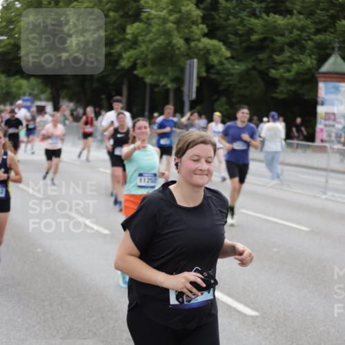 29.06.2025 - hella hamburg halbmarathon Jannik Wohlers http://msf.ph/oto/8150348 29.06.2025 10:50:40 Lombardsbrücke 1129, 1203, 1208, 1404, 1478, 2358, 2859, 3934, 4156, 4713, 4848, 4920, 5286, 5289, 5530, 7012, 7141, 7770, 7771, 7825, 8410, 8779, 9166, 9167, 10029, 10552, 10614, 10636, 11052, 11252, 11577, 11971, 12301, 12800, 13468, 13522, 13981, 14010, 14127, 14152, 14640, 14767, 14773, 15250, 15464, 16427, 16727, 16729, 16904, 17079, 17295, 17735, 19098 meine-sportfotos.de