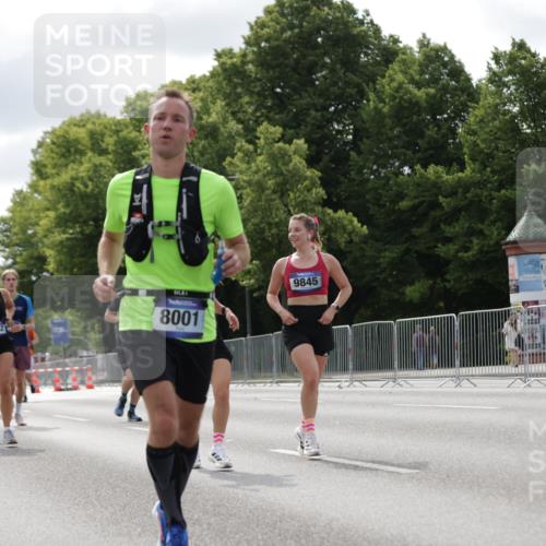 29.06.2025 - hella hamburg halbmarathon Jannik Wohlers http://msf.ph/oto/8150399 29.06.2025 10:13:48 Lombardsbrücke 1194, 1890, 3939, 4032, 4962, 6089, 6287, 7209, 7442, 7991, 8001, 8057, 8409, 8892, 9845, 9886, 11987, 12938, 13285, 13788, 14488, 15840, 17439, 18041, 18236, 18239 meine-sportfotos.de