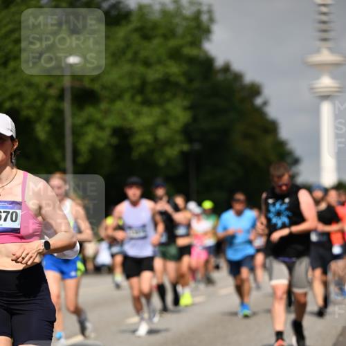 29.06.2025 - hella hamburg halbmarathon Dr. Thomas Lammeyer http://msf.ph/oto/8150438 29.06.2025 10:06:38 Kennedybrücke 1128, 1254, 1432, 1733, 2142, 2322, 2685, 2819, 3780, 3919, 4663, 4985, 5742, 5763, 6166, 6295, 6708, 6752, 6860, 6997, 7049, 7243, 7323, 8003, 8364, 8662, 8749, 9006, 9020, 9021, 10295, 10539, 10866, 11191, 11250 meine-sportfotos.de