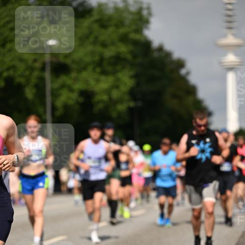 29.06.2025 - hella hamburg halbmarathon Dr. Thomas Lammeyer http://msf.ph/oto/8150445 29.06.2025 10:06:38 Kennedybrücke 1128, 1254, 1432, 1733, 2142, 2322, 2685, 2819, 3780, 3919, 4663, 4985, 5742, 5763, 6166, 6295, 6708, 6752, 6860, 6997, 7049, 7243, 7323, 8003, 8364, 8662, 8749, 9006, 9020, 9021, 10295, 10539, 10866, 11191, 11250 meine-sportfotos.de