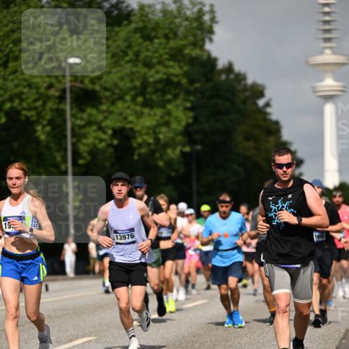 29.06.2025 - hella hamburg halbmarathon Dr. Thomas Lammeyer http://msf.ph/oto/8150458 29.06.2025 10:06:39 Kennedybrücke 1128, 1254, 1733, 2142, 2322, 2685, 2819, 3225, 3780, 3919, 4663, 4985, 5742, 6166, 6295, 6708, 6752, 6860, 6997, 7049, 7243, 7323, 8003, 8364, 8662, 8749, 9006, 9020, 9021, 10295, 10539, 10866, 11191, 11250 meine-sportfotos.de