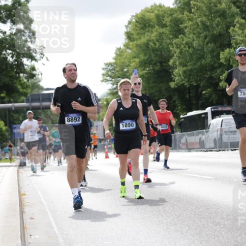 29.06.2025 - hella hamburg halbmarathon Jannik Wohlers http://msf.ph/oto/8150522 29.06.2025 10:13:56 Lombardsbrücke 1406, 2494, 3756, 3939, 4032, 6028, 6083, 6089, 6366, 7209, 7442, 7802, 7840, 7991, 8001, 8057, 8409, 8892, 9845, 10224, 12467, 12938, 13237, 13285, 14488, 16126 meine-sportfotos.de