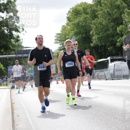 29.06.2025 - hella hamburg halbmarathon Jannik Wohlers http://msf.ph/oto/8150534 29.06.2025 10:13:56 Lombardsbrücke 1406, 2494, 3756, 3939, 4032, 6028, 6083, 6089, 6366, 7209, 7442, 7802, 7840, 7991, 8001, 8057, 8409, 8892, 9845, 10224, 12467, 12938, 13237, 13285, 14488, 16126 meine-sportfotos.de