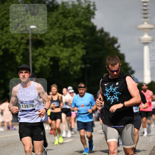 29.06.2025 - hella hamburg halbmarathon Dr. Thomas Lammeyer http://msf.ph/oto/8150539 29.06.2025 10:06:40 Kennedybrücke 1128, 1254, 1414, 1733, 2142, 2685, 2819, 3225, 3780, 3919, 4663, 4985, 5742, 6166, 6295, 6708, 6752, 6860, 6997, 7049, 7323, 8003, 8364, 8662, 8749, 9006, 9020, 9021, 10295, 10539, 10866, 11191, 11250 meine-sportfotos.de