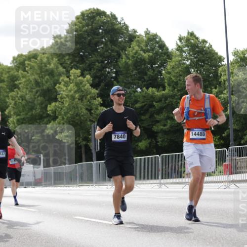 29.06.2025 - hella hamburg halbmarathon Jannik Wohlers http://msf.ph/oto/8150551 29.06.2025 10:13:56 Lombardsbrücke 1406, 2494, 3756, 3939, 4032, 6028, 6083, 6089, 6366, 7209, 7442, 7802, 7840, 7991, 8001, 8057, 8409, 8892, 9845, 10224, 12467, 12938, 13237, 13285, 14488, 16126 meine-sportfotos.de