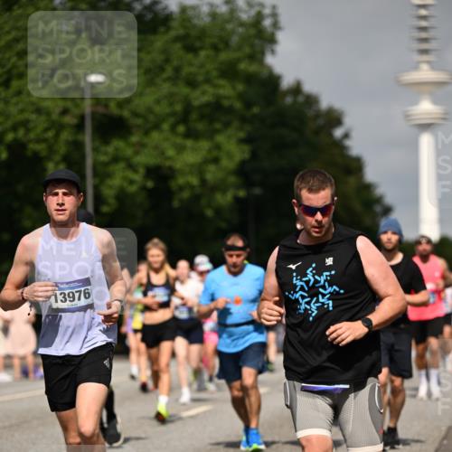 29.06.2025 - hella hamburg halbmarathon Dr. Thomas Lammeyer http://msf.ph/oto/8150554 29.06.2025 10:06:40 Kennedybrücke 1128, 1254, 1414, 1733, 2142, 2685, 2819, 3225, 3780, 3919, 4663, 4985, 5742, 6166, 6295, 6708, 6752, 6860, 6997, 7049, 7323, 8003, 8364, 8662, 8749, 9006, 9020, 9021, 10295, 10539, 10866, 11191, 11250 meine-sportfotos.de