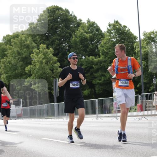 29.06.2025 - hella hamburg halbmarathon Jannik Wohlers http://msf.ph/oto/8150555 29.06.2025 10:13:57 Lombardsbrücke 1406, 2494, 3756, 3939, 4032, 5670, 6028, 6083, 6089, 6366, 7209, 7442, 7802, 7840, 7991, 8001, 8409, 8892, 9845, 10224, 12467, 12938, 13237, 13285, 14488, 16126 meine-sportfotos.de