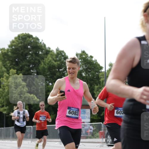 29.06.2025 - hella hamburg halbmarathon Jannik Wohlers http://msf.ph/oto/8150581 29.06.2025 10:14:01 Lombardsbrücke 1406, 2494, 3020, 3756, 3939, 5670, 6028, 6083, 6089, 6366, 7209, 7442, 7802, 7840, 7991, 8001, 8409, 8892, 9845, 10224, 12467, 13237, 13285, 14488, 16126 meine-sportfotos.de