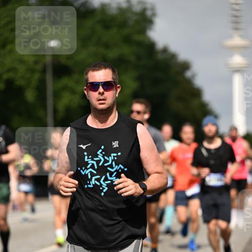 29.06.2025 - hella hamburg halbmarathon Dr. Thomas Lammeyer http://msf.ph/oto/8150599 29.06.2025 10:06:41 Kennedybrücke 1128, 1254, 1414, 1733, 2142, 2685, 2819, 3225, 3780, 3919, 4985, 5742, 6166, 6295, 6708, 6752, 6860, 6997, 7049, 7323, 8003, 8364, 8662, 8749, 9006, 9020, 9021, 10295, 10539, 10866, 11191, 11250 meine-sportfotos.de