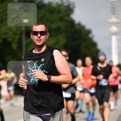 29.06.2025 - hella hamburg halbmarathon Dr. Thomas Lammeyer http://msf.ph/oto/8150602 29.06.2025 10:06:41 Kennedybrücke 1128, 1254, 1414, 1733, 2142, 2685, 2819, 3225, 3780, 3919, 4985, 5742, 6166, 6295, 6708, 6752, 6860, 6997, 7049, 7323, 8003, 8364, 8662, 8749, 9006, 9020, 9021, 10295, 10539, 10866, 11191, 11250 meine-sportfotos.de