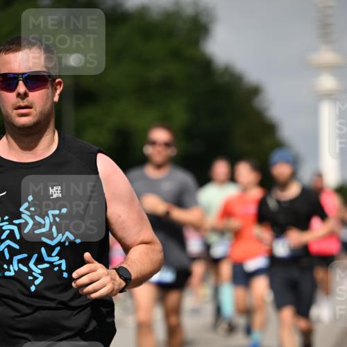 29.06.2025 - hella hamburg halbmarathon Dr. Thomas Lammeyer http://msf.ph/oto/8150615 29.06.2025 10:06:42 Kennedybrücke 1128, 1254, 1414, 1733, 2142, 2685, 2819, 3225, 3780, 3919, 4985, 5742, 6166, 6295, 6708, 6752, 6860, 6997, 7049, 7323, 8003, 8364, 8662, 8749, 9006, 9021, 10295, 10539, 10866, 11191, 11250 meine-sportfotos.de