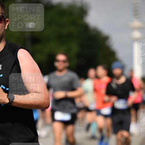29.06.2025 - hella hamburg halbmarathon Dr. Thomas Lammeyer http://msf.ph/oto/8150620 29.06.2025 10:06:42 Kennedybrücke 1128, 1254, 1414, 1733, 2142, 2685, 2819, 3225, 3780, 3919, 4985, 5742, 6166, 6295, 6708, 6752, 6860, 6997, 7049, 7323, 8003, 8364, 8662, 8749, 9006, 9021, 10295, 10539, 10866, 11191, 11250 meine-sportfotos.de