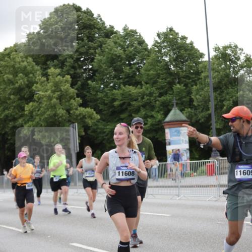 29.06.2025 - hella hamburg halbmarathon Jannik Wohlers http://msf.ph/oto/8150623 29.06.2025 10:50:56 Lombardsbrücke 1478, 1617, 2202, 2380, 2484, 2485, 4156, 4652, 4713, 4878, 4920, 5357, 5394, 5530, 6091, 6961, 7012, 7769, 7871, 8040, 8410, 8672, 9166, 9167, 9582, 9583, 9763, 11034, 11268, 11575, 11608, 11609, 13079, 13598, 14152, 15092, 15776, 16258, 16427, 16633, 16642, 16678, 16928, 17079, 19098, 19106 meine-sportfotos.de