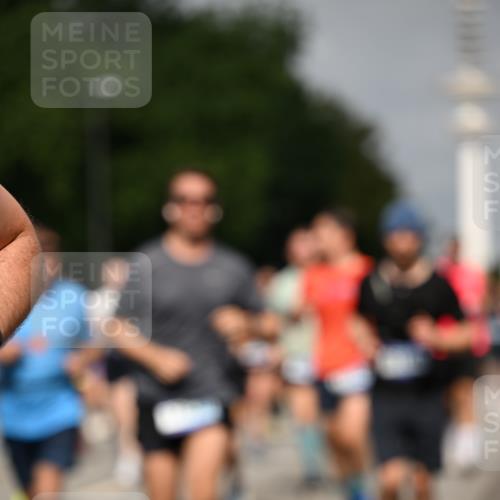 29.06.2025 - hella hamburg halbmarathon Dr. Thomas Lammeyer http://msf.ph/oto/8150633 29.06.2025 10:06:42 Kennedybrücke 1128, 1254, 1414, 1733, 2142, 2685, 2819, 3225, 3780, 3919, 4985, 5742, 6166, 6295, 6708, 6752, 6860, 6997, 7049, 7323, 8003, 8364, 8662, 8749, 9006, 9021, 10295, 10539, 10866, 11191, 11250 meine-sportfotos.de