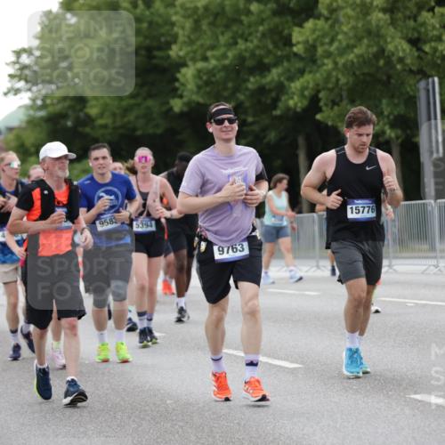 29.06.2025 - hella hamburg halbmarathon Jannik Wohlers http://msf.ph/oto/8150660 29.06.2025 10:51:00 Lombardsbrücke 1617, 1997, 2202, 2308, 2380, 2484, 2485, 2736, 2778, 4652, 4808, 4878, 5357, 5394, 6091, 6945, 6954, 6961, 7769, 7841, 7871, 7992, 8040, 8410, 8672, 9166, 9167, 9582, 9583, 9763, 10496, 11034, 11268, 11575, 11608, 11609, 11913, 13079, 13598, 13710, 13769, 15092, 15776, 16258, 16633, 16642, 16678, 16807, 16928, 19106 meine-sportfotos.de