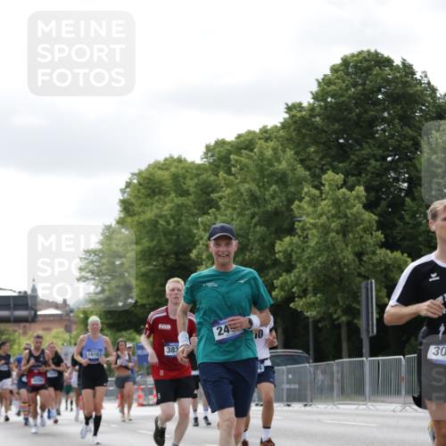 29.06.2025 - hella hamburg halbmarathon Jannik Wohlers http://msf.ph/oto/8150686 29.06.2025 10:14:08 Lombardsbrücke 1406, 1728, 2494, 2990, 3020, 3154, 3756, 3834, 5191, 5670, 6028, 6083, 6366, 7209, 7802, 7840, 8147, 9663, 10224, 10610, 12467, 12901, 13237, 13673, 14488, 15048, 16036, 16126, 16167, 16287, 16288, 16776, 17975 meine-sportfotos.de