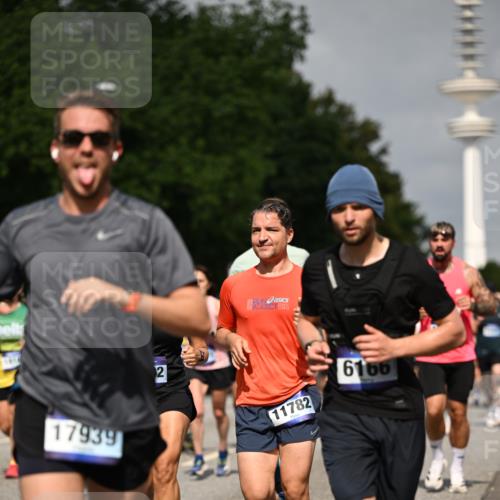 29.06.2025 - hella hamburg halbmarathon Dr. Thomas Lammeyer http://msf.ph/oto/8150694 29.06.2025 10:06:43 Kennedybrücke 1128, 1254, 1414, 1733, 2142, 2685, 2819, 3225, 3780, 3919, 4985, 5742, 6166, 6295, 6708, 6752, 6860, 6997, 7049, 7323, 8003, 8364, 8662, 8749, 9006, 10295, 10539, 10866, 11191, 11250 meine-sportfotos.de