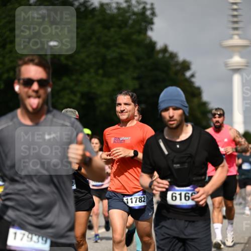 29.06.2025 - hella hamburg halbmarathon Dr. Thomas Lammeyer http://msf.ph/oto/8150722 29.06.2025 10:06:43 Kennedybrücke 1128, 1254, 1414, 1733, 2142, 2685, 2819, 3225, 3780, 3919, 4985, 5742, 6166, 6295, 6708, 6752, 6860, 6997, 7049, 7323, 8003, 8364, 8662, 8749, 9006, 10295, 10539, 10866, 11191, 11250 meine-sportfotos.de