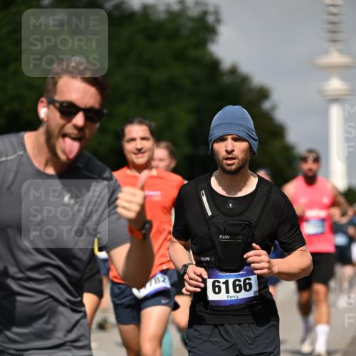 29.06.2025 - hella hamburg halbmarathon Dr. Thomas Lammeyer http://msf.ph/oto/8150738 29.06.2025 10:06:44 Kennedybrücke 1128, 1254, 1414, 1733, 2142, 2685, 2819, 3225, 3780, 3919, 4985, 5742, 6166, 6295, 6708, 6752, 6860, 6997, 7049, 7323, 8003, 8364, 8662, 8749, 9006, 10295, 10539, 10866, 11191, 11250 meine-sportfotos.de