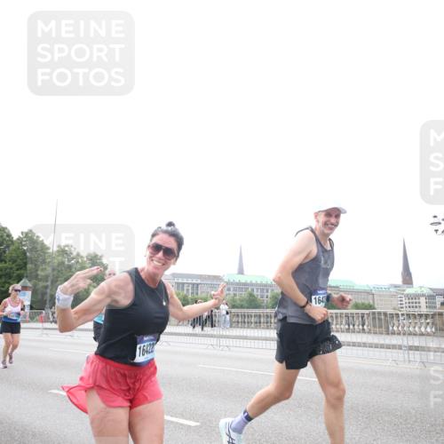 29.06.2025 - hella hamburg halbmarathon Jannik Wohlers http://msf.ph/oto/8150743 29.06.2025 10:24:59 Lombardsbrücke 1093, 1627, 2278, 3961, 3963, 5564, 5814, 6869, 8962, 9927, 10845, 10846, 11157, 11662, 13510, 13842, 14086, 15016, 15119, 15283, 16421, 16422 meine-sportfotos.de