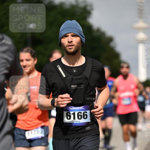 29.06.2025 - hella hamburg halbmarathon Dr. Thomas Lammeyer http://msf.ph/oto/8150757 29.06.2025 10:06:44 Kennedybrücke 1128, 1254, 1414, 1733, 2142, 2685, 2819, 3225, 3780, 3919, 4985, 5742, 6166, 6295, 6708, 6752, 6860, 6997, 7049, 7323, 8003, 8364, 8662, 8749, 9006, 10295, 10539, 10866, 11191, 11250 meine-sportfotos.de