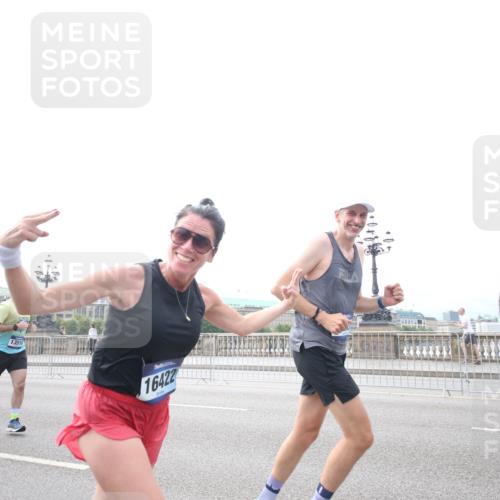 29.06.2025 - hella hamburg halbmarathon Jannik Wohlers http://msf.ph/oto/8150761 29.06.2025 10:24:59 Lombardsbrücke 1093, 1627, 2278, 3961, 3963, 5564, 5814, 6869, 8962, 9927, 10845, 10846, 11157, 11662, 13510, 13842, 14086, 15016, 15119, 15283, 16421, 16422 meine-sportfotos.de
