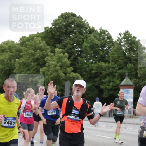 29.06.2025 - hella hamburg halbmarathon Jannik Wohlers http://msf.ph/oto/8150774 29.06.2025 10:51:03 Lombardsbrücke 1617, 1997, 2202, 2308, 2380, 2484, 2485, 2736, 2778, 4652, 4748, 4808, 4878, 5291, 5357, 5394, 5716, 5717, 6091, 6885, 6945, 6954, 6961, 7769, 7841, 7871, 7992, 8040, 8125, 8672, 9340, 9582, 9583, 9763, 10496, 11034, 11268, 11575, 11608, 11609, 11913, 12766, 13079, 13598, 13710, 13769, 15092, 15776, 16258, 16595, 16633, 16642, 16678, 16807, 19106 meine-sportfotos.de
