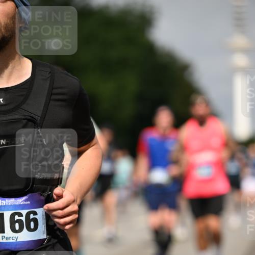 29.06.2025 - hella hamburg halbmarathon Dr. Thomas Lammeyer http://msf.ph/oto/8150778 29.06.2025 10:06:45 Kennedybrücke 1128, 1254, 1414, 1733, 2142, 2685, 2819, 3225, 3780, 3919, 5742, 6166, 6295, 6708, 6752, 6860, 6997, 7049, 7323, 8003, 8364, 8662, 8749, 9006, 10295, 10539, 10866, 11191, 11250 meine-sportfotos.de