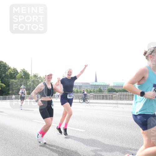 29.06.2025 - hella hamburg halbmarathon Jannik Wohlers http://msf.ph/oto/8150799 29.06.2025 10:27:54 Lombardsbrücke 3445, 5369, 5604, 7667, 8215, 8327, 9653, 9654, 13045, 13296, 13400, 14017, 14155, 15123, 18256, 18604, 19180 meine-sportfotos.de